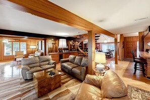 テレビ、DVD プレーヤー、テーブルサッカー台、ステレオ