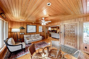 テレビ、DVD プレーヤー、テーブルサッカー台、ステレオ