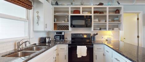 Réfrigérateur, four à micro-ondes, un four, surface de cuisson