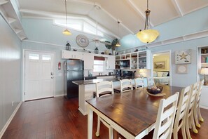 Dining - The Summer House: Oceanfront Cozy Cottage Private Pool with Hydrotherapy Spa (Holden Beach)