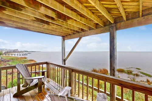 Waterfront, Dog-Friendly House w/ Private W/D, Shared Pool, WiFi, Sound Views