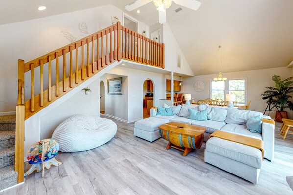 Living area - Amazing dog-friendly home with private pool, game room, AC, & W/D - near beach (Salvo)