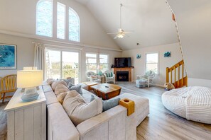 TV - Amazing dog-friendly home with private pool, game room, AC, & W/D - near beach (Salvo)