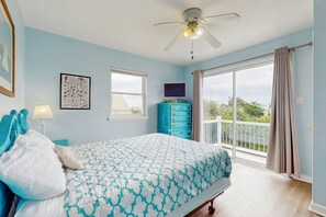 4 bedrooms, free WiFi, bed sheets - Charming Coastal Home with private pool, Ocean Views, & Short Walk to the beach (Oak Island)