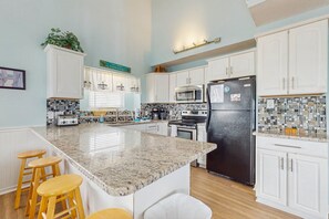 Køleskab, mikrobølgeovn, ovn, kogeplade