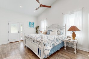 3 bedrooms, travel cot, Internet, bed sheets