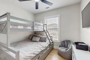 3 bedrooms, desk, iron/ironing board, free WiFi