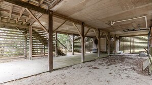 Ein großes, offenes Gebäude im Stil eines Stalls mit hoher Decke und Holzbalken.