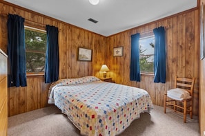 3 bedrooms, free WiFi, bed sheets - ocean-side vacation gem steps to beach w/central AC, WiFi, balcony, washer/dryer (Salvo)