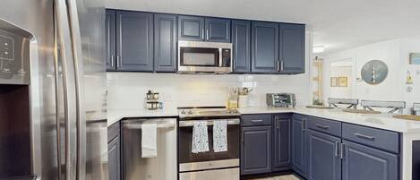 Réfrigérateur, micro-ondes, four, plaque de cuisson