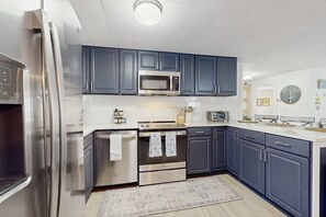 Jääkaappi, mikroaaltouuni, uuni, liesi