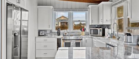 Køleskab, mikrobølgeovn, ovn, kogeplade