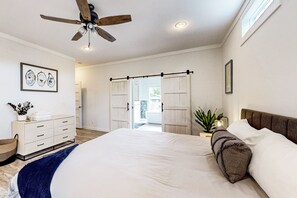 4 bedrooms, desk, travel crib, free WiFi