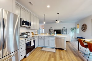 Kjøleskap, mikrobølgeovn, ovn og kokeplater