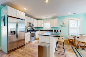 Kjøleskap, mikrobølgeovn, ovn og kokeplater