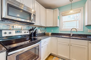 Kjøleskap, mikrobølgeovn, ovn og kokeplater