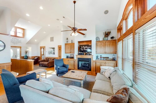 Lucky Catch: Sound-view home with private pool, hot tub, fireplace, pool table & central AC