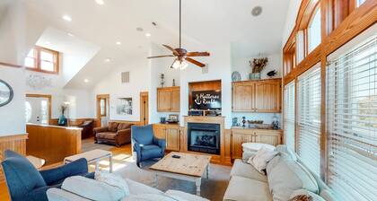 Lucky Catch: Sound-view home with private pool, hot tub, fireplace, pool table & central AC