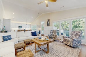 TV - Coastal home with private patio, close to beach and local attractions (Oak Island)