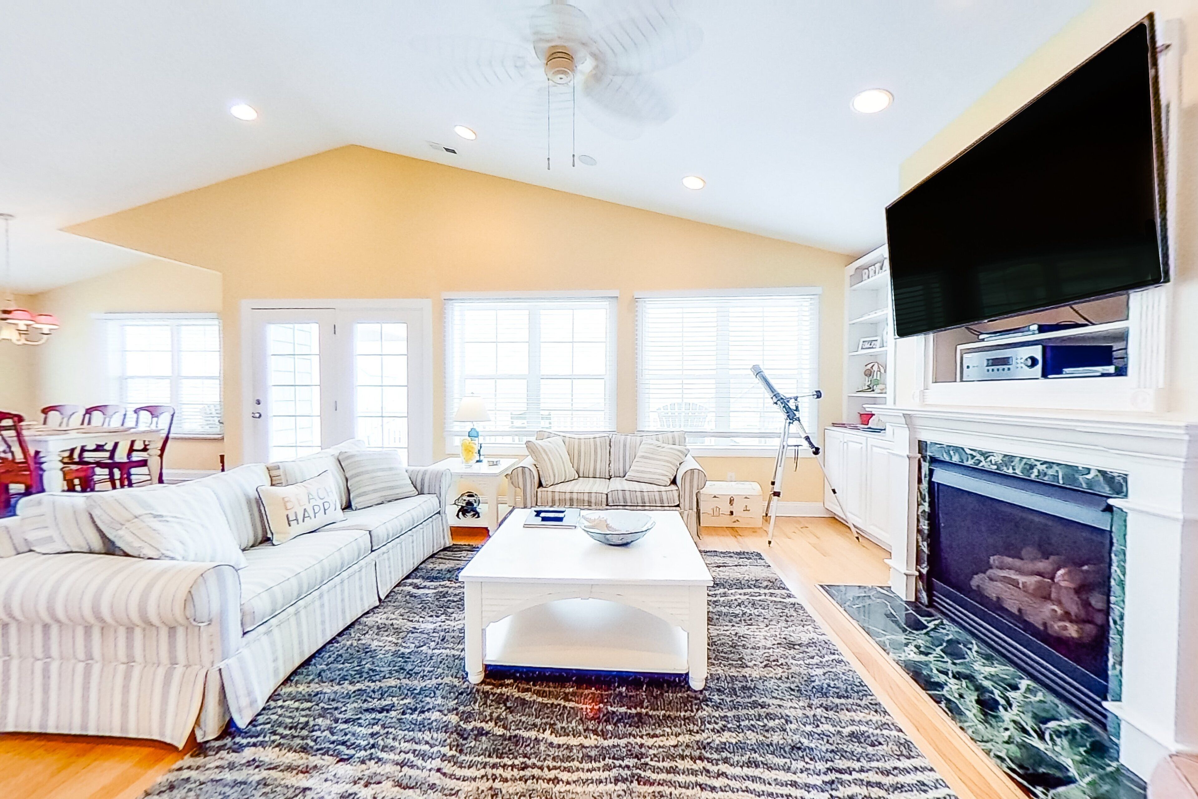 Smart-TV, DVD-spiller og stereoanlegg