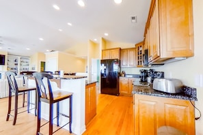 Kjøleskap, mikrobølgeovn, ovn og kokeplater