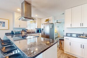 Kjøleskap, mikrobølgeovn, ovn og kokeplater