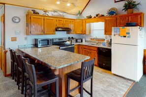 Kjøleskap, mikrobølgeovn, ovn og kokeplater