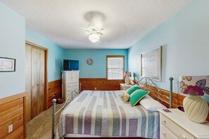 4 bedrooms, free WiFi, bed sheets - Oceanfront home with private hot tub, outdoor pool, fireplace, & game room (Waves)