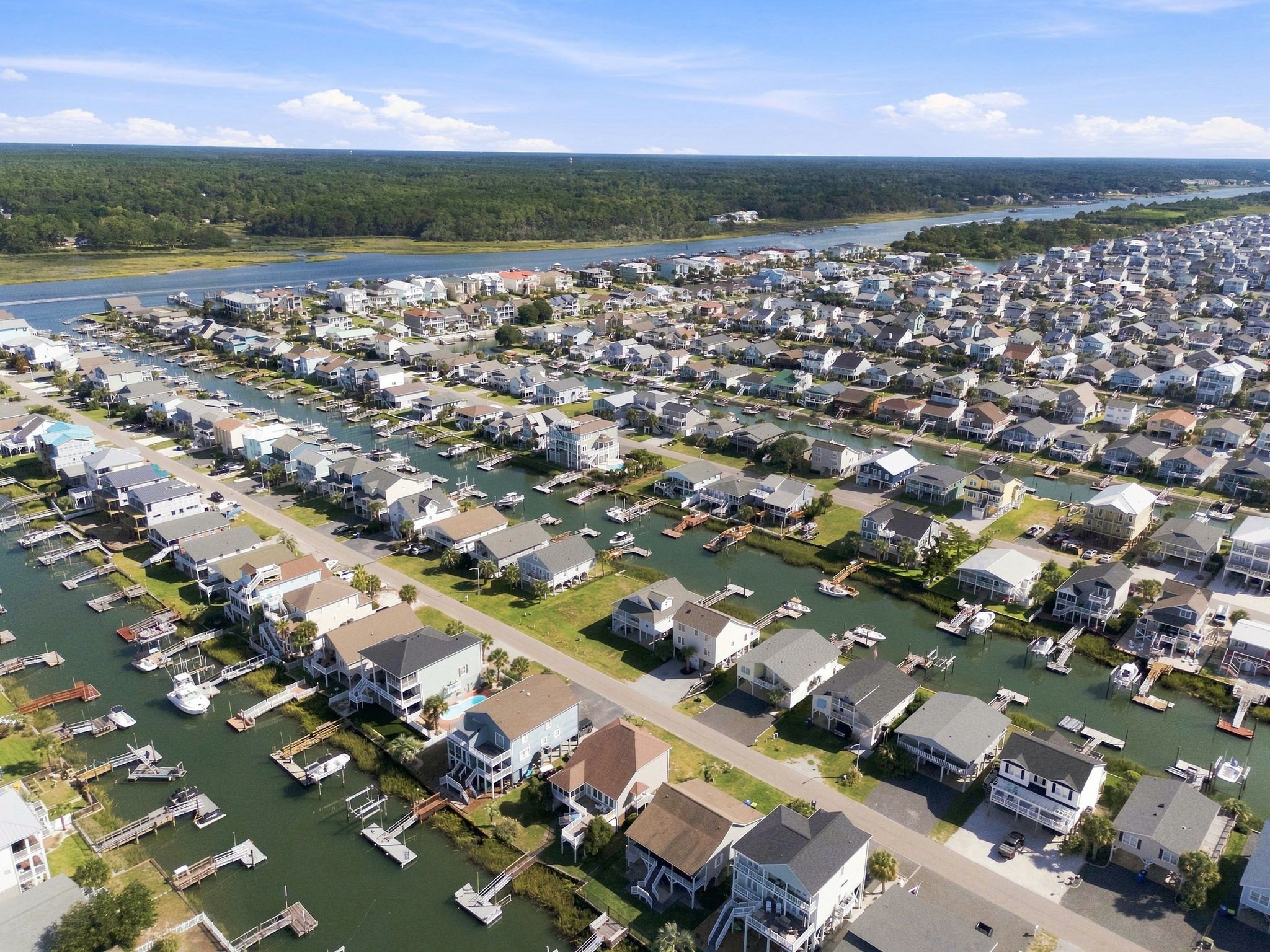 Zona residencial con casas y muelles a lo largo de un río.