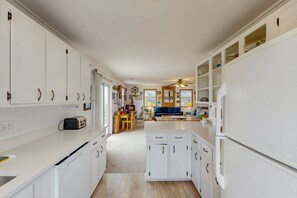 Køleskab, mikrobølgeovn, ovn, kogeplade