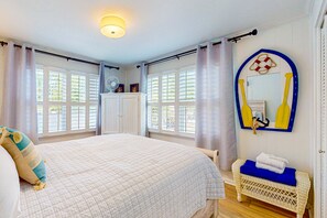 3 bedrooms, desk, iron/ironing board, free WiFi - Dog-friendly gem, close drive to beach - shared pool, lovely porch & family room (Ocean Isle Beach)