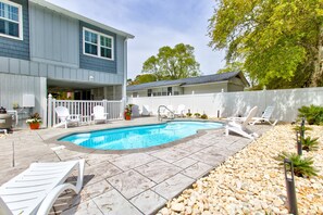 Pool - Dog-friendly gem, close drive to beach - shared pool, lovely porch & family room (Ocean Isle Beach)