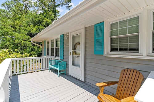 Isle Getaway off the Island: Dog Friendly | Deck