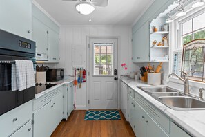 Kjøleskap, mikrobølgeovn, ovn og kokeplater