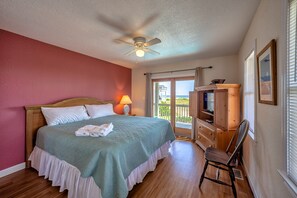 8 bedrooms, free WiFi, bed sheets - Oceanfront home with private theater, hot tub, pool & pool table (Waves)