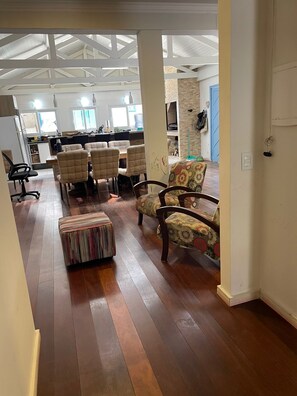 المنشأة من الداخل