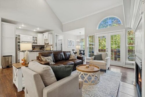 Lift Summit Lodge - 4 Bedrooms, Game Room, Great Location, 2 Living Areas, Bike