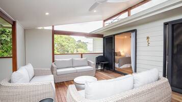 5 bedrooms, WiFi, bed sheets