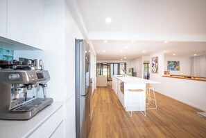 Refrigerador, microondas, parrilla de estufa y lavavajillas