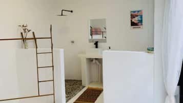 Habitación básica doble | Baño | Regadera, toallas, papel de baño