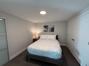1 bedroom, iron/ironing board, travel crib, WiFi - Spotless, vibrant & modern, 1 BR with 6 appliances (Halifax)