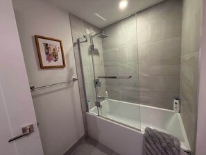 Douche, séchoir à cheveux