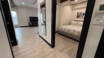 Silitysrauta/-lauta, Wi-Fi, vuodevaatteet