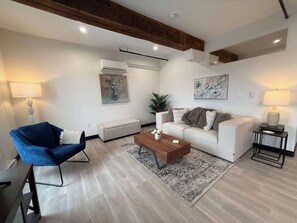 Televisión y oficina 