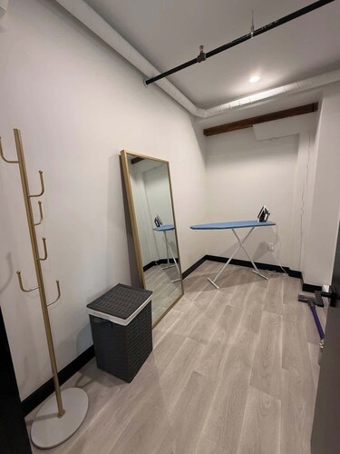 Huge 1 BR Downtown with Parking and 6 appliances