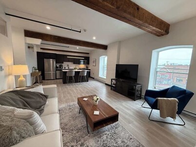 Huge 1 BR Downtown with Parking and 6 appliances