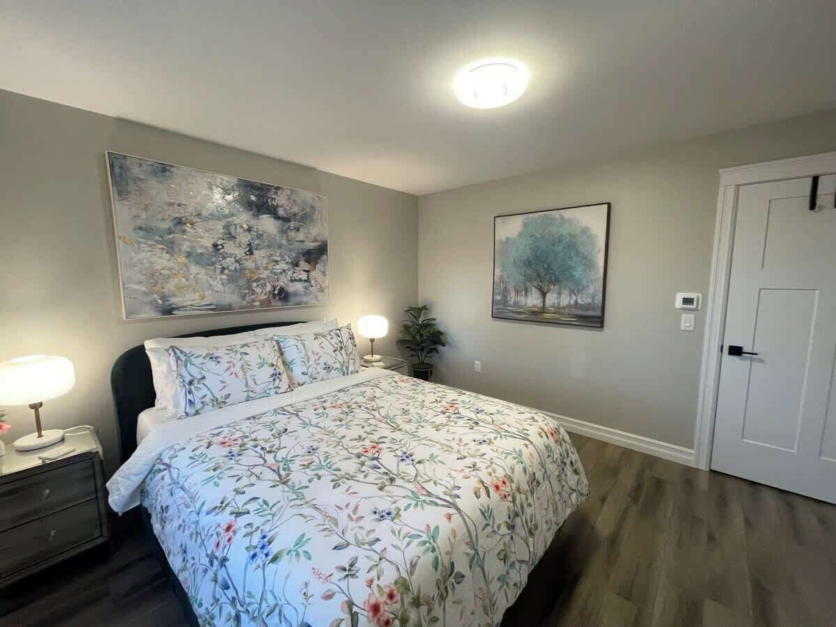 Een strijkplank/strijkijzer, wifi, beddengoed