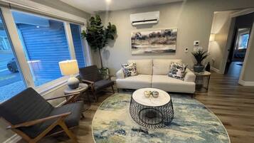 Een televisie en een kantoor