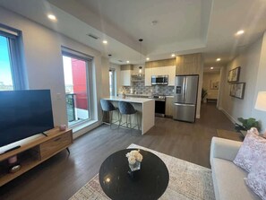 TV, offices - Downtown, Spotless 2 Bed, 2 Bath with 6 appliances (Halifax)