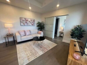 TV, offices - Downtown, Spotless 2 Bed, 2 Bath with 6 appliances (Halifax)